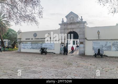 Lisbona, Portogallo - 4 dicembre 2022: Vista dell'ingresso al forte di Bom Sucesso, oggi ospita il Museu do Combatente (museo del Combatant). Foto Stock