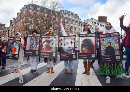 Londra, Regno Unito. 18th marzo 2023. I manifestanti chiedono libertà all'Iran al di fuori della sede centrale della BBC. Migliaia di persone hanno marciato per il centro di Londra a sostegno dei rifugiati e per protestare contro il razzismo e contro la legge sull'immigrazione illegale del governo britannico. Credit: Vuk Valcic/Alamy Live News Foto Stock