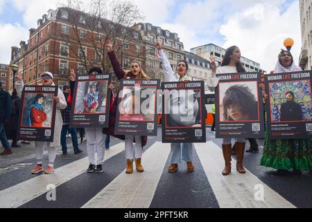 Londra, Regno Unito. 18th marzo 2023. I manifestanti chiedono libertà all'Iran al di fuori della sede centrale della BBC. Migliaia di persone hanno marciato per il centro di Londra a sostegno dei rifugiati e per protestare contro il razzismo e contro la legge sull'immigrazione illegale del governo britannico. Credit: Vuk Valcic/Alamy Live News Foto Stock
