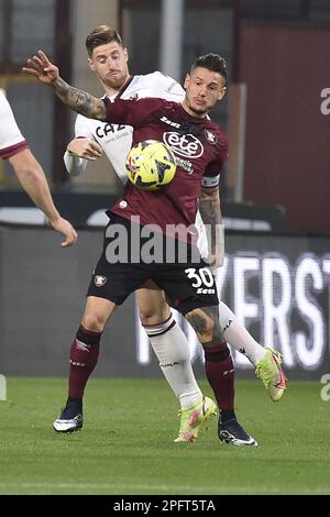 Pasquale Mazzocchi di US Salernitana compete per la palla con Stefan Posch di Bologna FC durante la Serie A match tra US Salernitana 1919 e Bologna FC all'Arechi Stadium Foto Stock