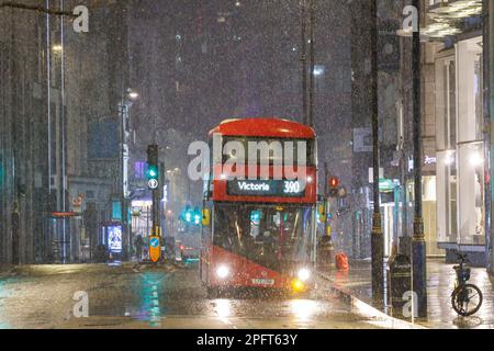 Oxford Street, nel centro di Londra, è stata colpita dalla neve e dalla pioggia questa mattina. Immagine scattata il 8th marzo 2023. © Belinda Jiao jiao.bilin@gmail.com 075989312 Foto Stock