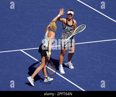 18 marzo 2023 Barbora Krejcikova della Repubblica Ceca e Katerina Siniakova della Repubblica Ceca celebrano dopo aver vinto la finale femminile durante il BNP Paribas Open 2023 all'Indian Wells Tennis Garden di Indian Wells, California. Credito fotografico obbligatorio: Charles Baus/CSM Foto Stock