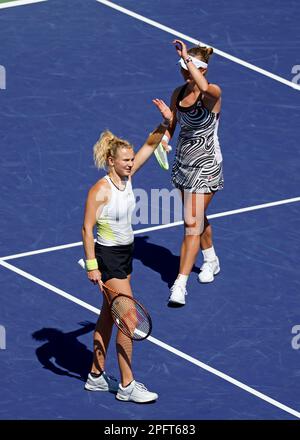 18 marzo 2023 Barbora Krejcikova della Repubblica Ceca e Katerina Siniakova della Repubblica Ceca celebrano dopo aver vinto la finale femminile durante il BNP Paribas Open 2023 all'Indian Wells Tennis Garden di Indian Wells, California. Credito fotografico obbligatorio: Charles Baus/CSM Foto Stock