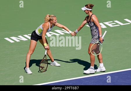 18 marzo 2023 Barbora Krejcikova della Repubblica Ceca e Katerina Siniakova della Repubblica Ceca celebrano dopo aver vinto un punto durante la finale femminile durante il BNP Paribas Open 2023 all'Indian Wells Tennis Garden di Indian Wells, California. Credito fotografico obbligatorio: Charles Baus/CSM Foto Stock
