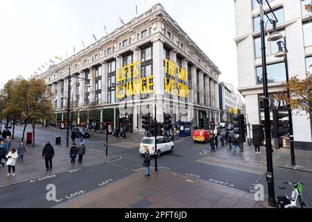 [MccLi0002147] St Molton Street vicino alla stazione della metropolitana di Bond Street come visto per essere piuttosto tranquillo questa mattina, l'ultimo fine settimana prima di Natale quando peo Foto Stock