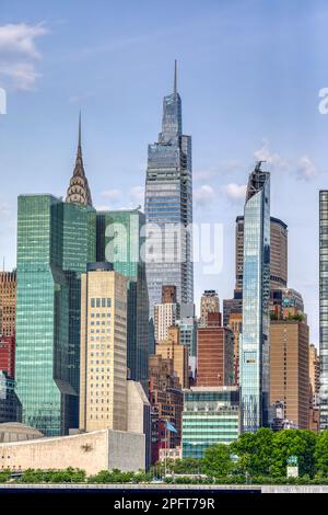 La guglia dell'edificio Chrysler, icona di New York, si trova a 3 metri da un Plaza e dalla missione degli Stati Uniti verso un; una Vanderbilt (centro) e la Turkish House sulla destra. Foto Stock