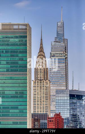 New York icone un Building (1951) e Chrysler Building (1930) con nuovo vicino, uno Vanderbilt (2020). Foto Stock