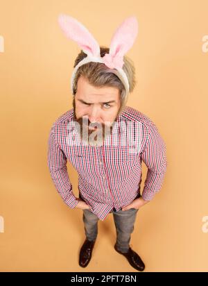 Uomo di Pasqua. Barbuto uomo in orecchie di coniglio in vacanza di Pasqua. Vendita. Sconto. Shopping di Pasqua. Festa di primavera. Coniglio uomo in orecchie coniglietto Foto Stock