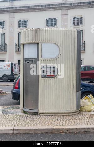 Lisbona, Portogallo - 5 dicembre 2022: servizi igienici pubblici a Lisbona. Foto Stock