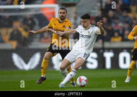 Marc Roca e Rúben Neves of Wolves di Leeds United durante la partita della Premier League tra Wolverhampton Wanderers e Leeds United a Molineux, Wolverhampton, sabato 18th marzo 2023. (Foto: Gustavo Pantano | NOTIZIE MI) Credit: NOTIZIE MI & Sport /Alamy Live News Foto Stock