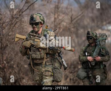 I soldati di 4th battaglione, 23rd reggimento di fanteria 'Tomahawks', 2nd Stryker Brigade Combat Team, 2nd Divisione di fanteria, svolgono esercizi di situational training, 14 marzo 2023, presso l'area di allenamento di Goldmine durante l'Esercitazione Warrior Shield. Warrior Shield è un esercizio della divisione fanteria 2nd che mette in mostra e impiega le nozioni fondamentali e le capacità di Fight Tonight. (STATI UNITI Foto dell'esercito del personale Sgt. Jeffrey Boves) Foto Stock