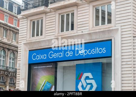 Lisbona, Portogallo - 5 dicembre 2022: Logo di Caixa Geral de Depositos, società bancaria statale portoghese. Foto Stock