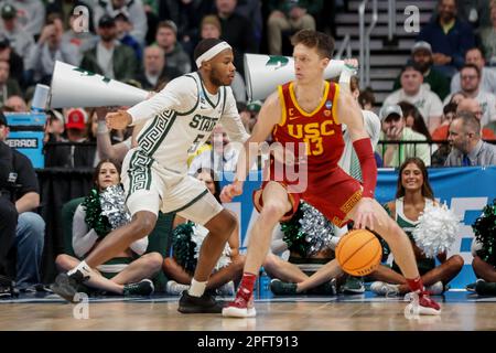 Drew Peterson (13 anni) è sorvegliato dalla guardia dei Michigan State Spartans tre Holloman (5 anni) durante una partita del primo turno del torneo NCAA, venerdì 17 marzo 2023, a Columbus, Ohio. Il Michigan State sconfisse USC 72-62. (Scott Stuart/immagine dello sport) Foto Stock