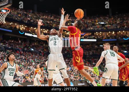 La guardia dei Michigan State Spartans tre Holloman (5) si arrampica per un tiro contro la guardia dei Michigan State Spartans Tyson Walker (2) durante una partita del primo turno del torneo NCAA, venerdì 17 marzo 2023, a Columbus, Ohio. Il Michigan State sconfisse USC 72-62. (Scott Stuart/immagine dello sport) Foto Stock