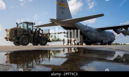 I militari hanno assaiato al carico della 621st Contingency Response Wing su un velivolo Lockheed C-130 Hercules assegnato alla 103rd Airlift Wing presso la Bradley Air National Guard base, Connecticut per AGILE FLAG 23-1 presso la Savannah Air National Guard base, Georgia, 27 febbraio 2023. AGILE FLAG è il più recente investimento USAF in funzionalità che consentono a Lead Wings di operare alla velocità, alla portata, alla complessità e alla scala necessarie in un ambiente di minacce moderno. Il CRW del 621st ha lavorato insieme allo Squadrone dei combattenti del 4th di Hill AFB, Utah, agli aerei e agli Airmen di Mountain Home AFB, Idaho, nonché alla forza totale Foto Stock