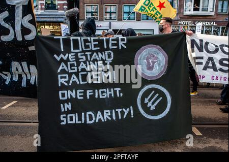 Amsterdam, Paesi Bassi. 18th Mar, 2023. Durante la dimostrazione, i manifestanti che indossano abiti neri sono visti tenere un enorme banner. Attivisti e antirazzisti si sono riuniti in piazza Dam ad Amsterdam per chiedere diversità e solidarietà e per protestare contro ogni forma di razzismo e discriminazione per celebrare la giornata dell'eliminazione della discriminazione razziale. Inoltre, contro il razzismo e la discriminazione che sono diventati sempre più visibili nelle istituzioni ufficiali olandesi. (Foto di Ana Fernandez/SOPA Images/Sipa USA) Credit: Sipa USA/Alamy Live News Foto Stock