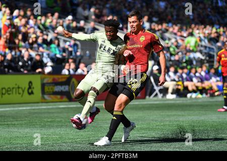 Seattle, Washington, Stati Uniti. 18th Mar, 2023. Il Los Angeles FC Kwadwo Opoku (22) e il difensore dei Seattle Sounders Jackson Ragen (25) combattono per la palla durante la prima metà della partita di calcio MLS tra il Los Angeles FC e il Seattle Sounders FC al Lumen Field di Seattle, WA. Steve Faber/CSM/Alamy Live News Foto Stock