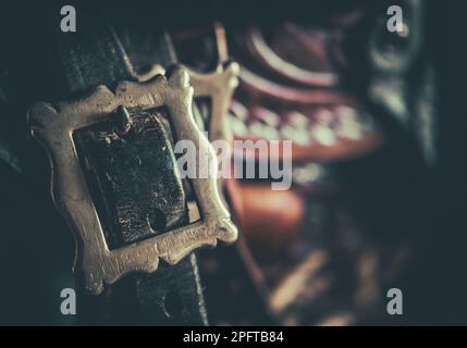 Dettaglio di Una fibbia su Una sella a cavallo vintage americana occidentale Foto Stock