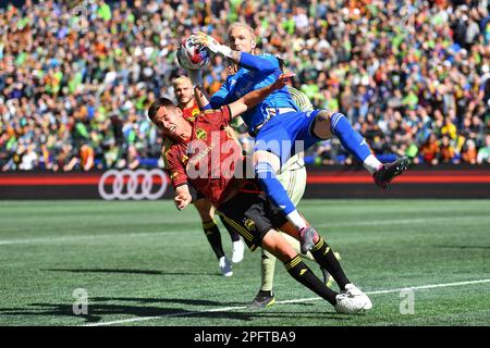 Seattle, Washington, Stati Uniti. 18th Mar, 2023. Stefan Frei (24), portiere dei Seattle Sounders, risparmia durante la prima metà della partita di calcio MLS tra il Los Angeles FC e il Seattle Sounders FC al Lumen Field di Seattle, Washington. Steve Faber/CSM/Alamy Live News Foto Stock