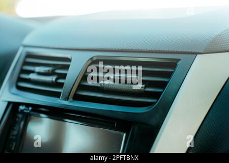 Primo piano del pannello dell'aria condizionata di un'auto. Sistema di ventilazione dell'aria di un'auto. Concetto di finestra dell'aria condizionata del veicolo Foto Stock