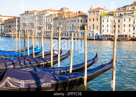 La gondola è un tradizionale fondo piatto veneziano barca a remi, molto famoso punto di riferimento della città di Venezia Foto Stock