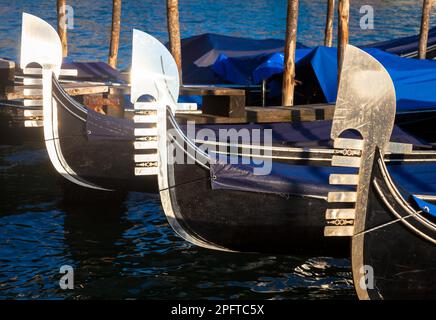 La gondola è un tradizionale fondo piatto veneziano barca a remi, molto famoso punto di riferimento della città di Venezia Foto Stock