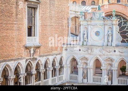 Vista insolita sul tetto della chiesa di San Marco dal balcone di Palazzo Ducale Foto Stock