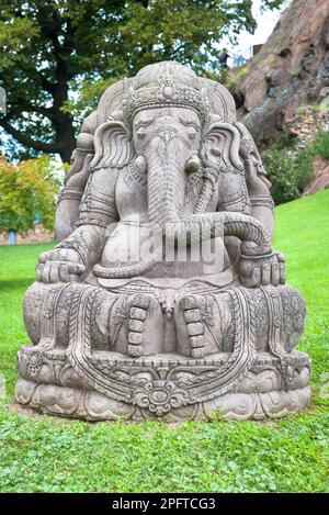 Ganesha statua, in pietra, con un bellissimo giardino con vista sulle montagne in background Foto Stock