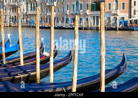 La gondola è un tradizionale fondo piatto veneziano barca a remi, molto famoso punto di riferimento della città di Venezia Foto Stock