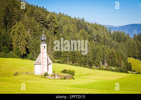 St Johann chiesa, Santa Maddalena in Val di Funes, Dolomiti, Italia Foto Stock