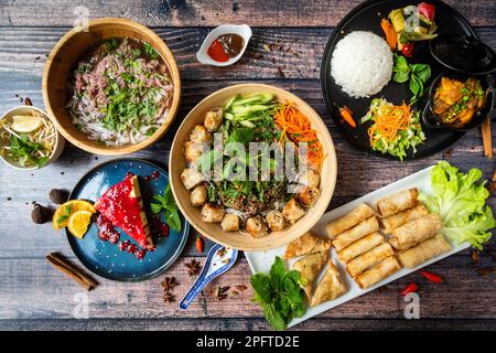 Cibo asiatico misto e assaggiato su un tablefood di legno Foto Stock