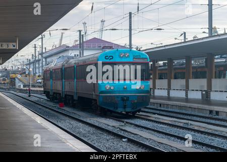 Lisbona, Portogallo - 6 dicembre 2022: Treno passeggeri di Comboios de Portugal, EPE (CP o treni del Portogallo) alla stazione ferroviaria di Santa Apolonia. Foto Stock