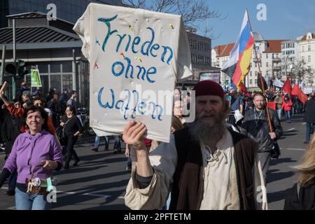 18 marzo 2023, Berlino, Germania: I manifestanti si sono riuniti a Berlino Neukoelln il 18 marzo 2023, per rally contro la guerra e chiedere la pace senza armi. Essi hanno chiesto un approccio più pacifico alla gestione delle relazioni con la Russia e hanno chiesto una risoluzione diplomatica. Molti manifestanti hanno espresso frustrazione per il coinvolgimento degli Stati Uniti in vari conflitti globali, puntando le dita verso gli ex Stati Uniti Presidenti Bush, Clinton e Obama. Inoltre, Biden è stato criticato. I canti di ''Ami go home' hanno fatto eco durante tutta la manifestazione, mentre i partecipanti hanno tenuto insegne antiamericane. I manifestanti hanno anche esortato la Germania ad abitare Foto Stock