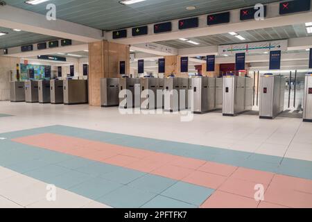 Lisbona, Portogallo - 6 dicembre 2022: Ingresso alla stazione della metropolitana Rossio a Lisbona. Foto Stock