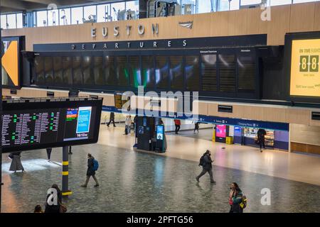 Stazione Euston vuota in una giornata di sciopero ferroviario nazionale Foto Stock