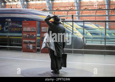 statua di john betjeman e treni stella euro a St Pancras Londra Foto Stock