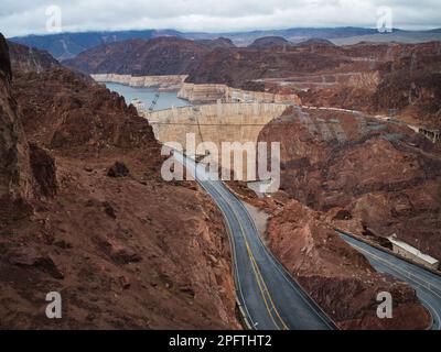 Giorno buio, piovoso e nuvoloso alla diga di Hoover in Arizona e Nevada. L'angolo dall'alto si affaccia su questa meraviglia dell'ingegneria del Black Canyon Foto Stock