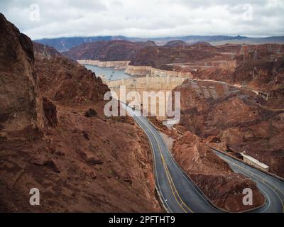 Giorno buio, piovoso e nuvoloso alla diga di Hoover in Arizona e Nevada. L'angolo dall'alto si affaccia su questa meraviglia dell'ingegneria del Black Canyon Foto Stock