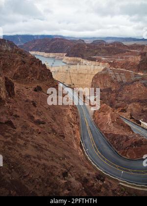 Giorno buio, piovoso e nuvoloso alla diga di Hoover in Arizona e Nevada. L'angolo dall'alto si affaccia su questa meraviglia dell'ingegneria del Black Canyon Foto Stock