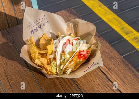 Lisbona, Portogallo - 6 dicembre 2022: Tacos e Nachos di Taco Bell. Foto Stock