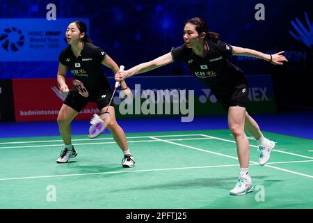 Kim so Yeong (a sinistra) della Corea e Kong Hee Yong in azione contro Zhang Shu Xian e Zheng Yu (non raffigurati) della Cina durante il quinto giorno del CAMPIONATO YONEX All England Open Badminton all'Utilita Arena Birmingham. Data immagine: Sabato 18 marzo 2023. Foto Stock