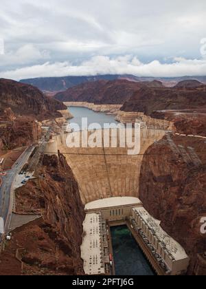 Giorno buio, piovoso e nuvoloso alla diga di Hoover in Arizona e Nevada. L'angolo dall'alto si affaccia su questa meraviglia dell'ingegneria del Black Canyon Foto Stock