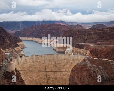 Giorno buio, piovoso e nuvoloso alla diga di Hoover in Arizona e Nevada. L'angolo dall'alto si affaccia su questa meraviglia dell'ingegneria del Black Canyon Foto Stock