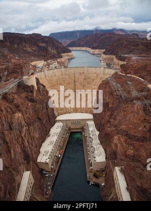 Giorno buio, piovoso e nuvoloso alla diga di Hoover in Arizona e Nevada. L'angolo dall'alto si affaccia su questa meraviglia dell'ingegneria del Black Canyon Foto Stock