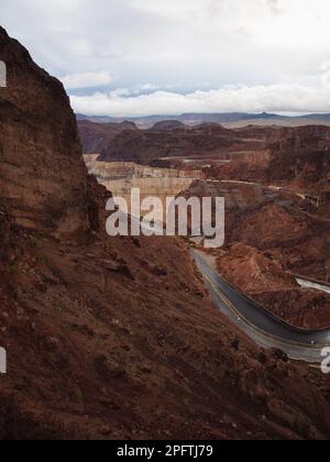 Giorno buio, piovoso e nuvoloso alla diga di Hoover in Arizona e Nevada. L'angolo dall'alto si affaccia su questa meraviglia dell'ingegneria del Black Canyon Foto Stock