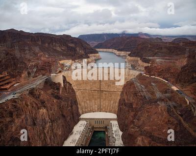 Giorno buio, piovoso e nuvoloso alla diga di Hoover in Arizona e Nevada. L'angolo dall'alto si affaccia su questa meraviglia dell'ingegneria del Black Canyon Foto Stock