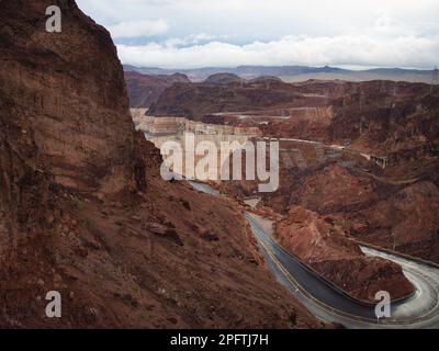 Giorno buio, piovoso e nuvoloso alla diga di Hoover in Arizona e Nevada. L'angolo dall'alto si affaccia su questa meraviglia dell'ingegneria del Black Canyon Foto Stock