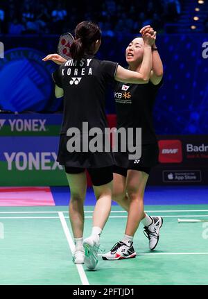 Kim so Yeong (a sinistra) della Corea e Kong Hee Yong in azione contro Zhang Shu Xian e Zheng Yu (non raffigurati) della Cina durante il quinto giorno del CAMPIONATO YONEX All England Open Badminton all'Utilita Arena Birmingham. Data immagine: Sabato 18 marzo 2023. Foto Stock