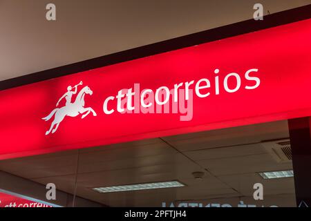 Lisbona, Portogallo - 6 dicembre 2022: Logo di CTT Correios de Portugal, S.A., CTT – posta del Portogallo. Foto Stock