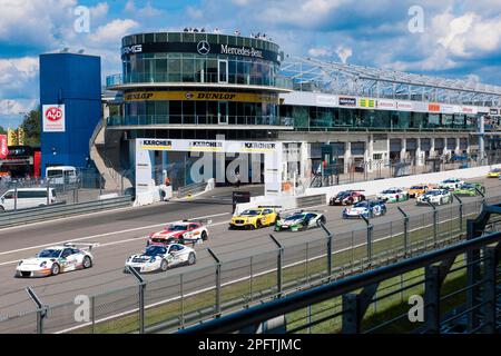 Partenza della gara Car, primi secondi di gara ADAC GT Masters, uscita di pit lane, Porsche, Audi, Lamborghini, Nissan, Corvette, Bentley, Mercedes Foto Stock